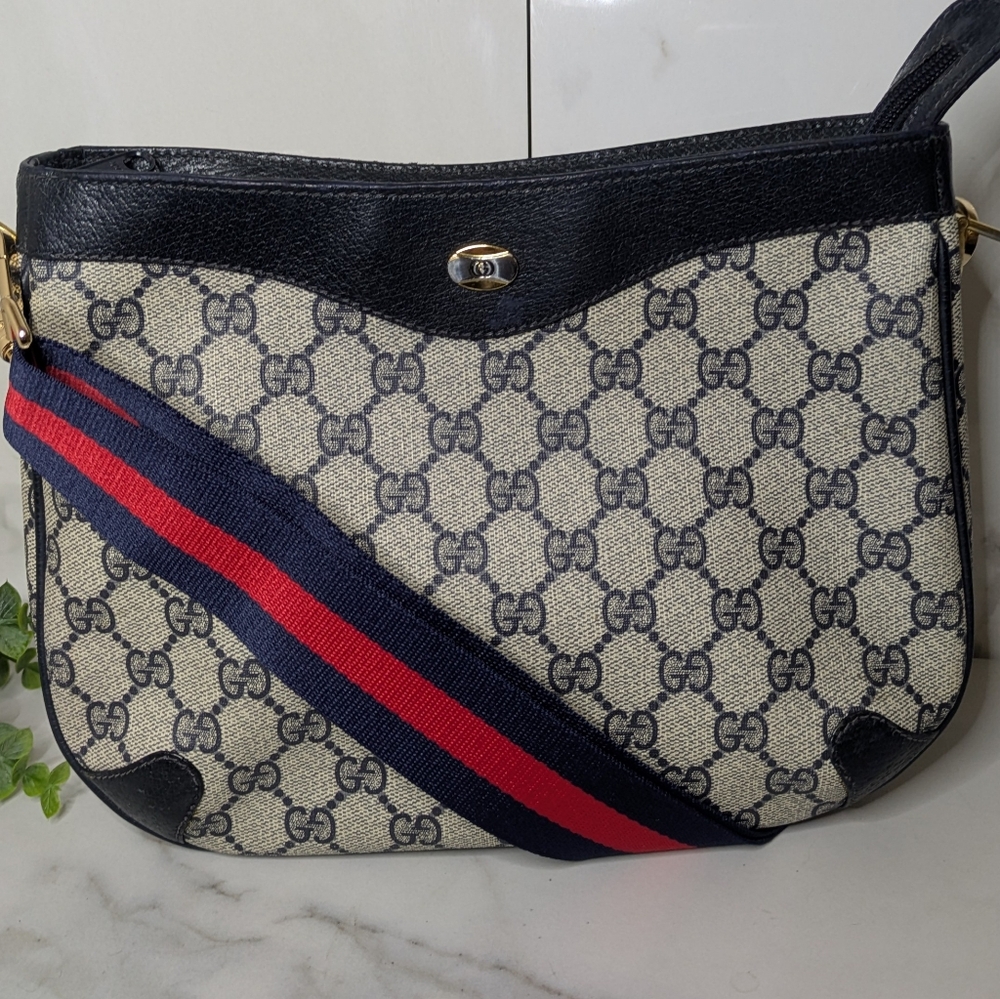 Gucci Vintage Medium GG Supreme Messenger Bag